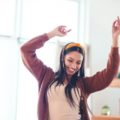 Une jeune femme danse