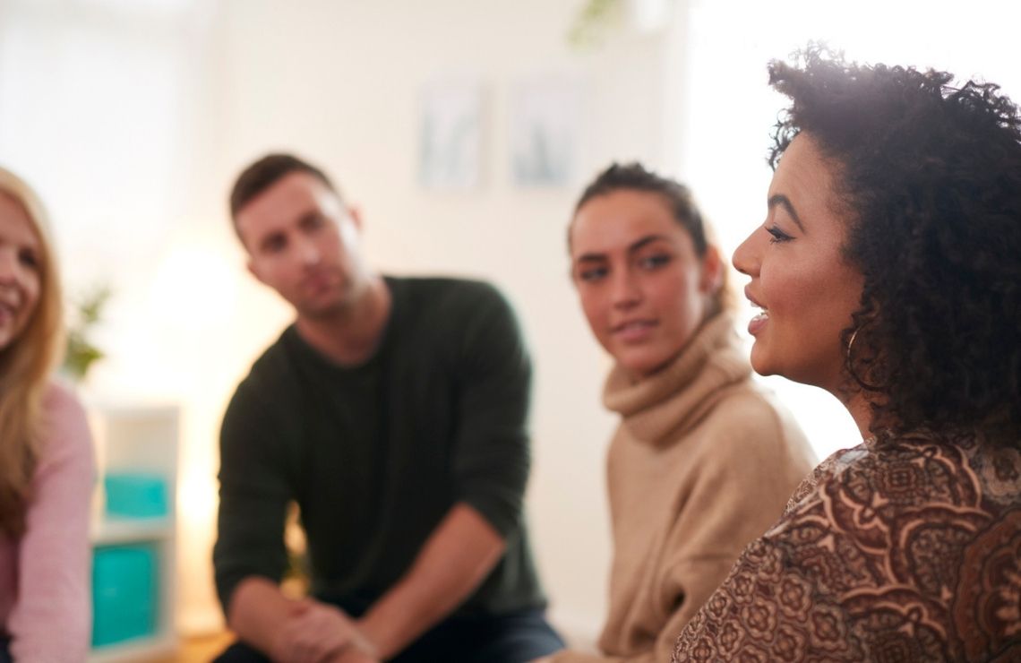 Un groupe d'adultes en train de discuter