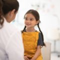 Une fille discute avec une médecin