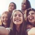 Un groupe d'adolescentes prend un selfie