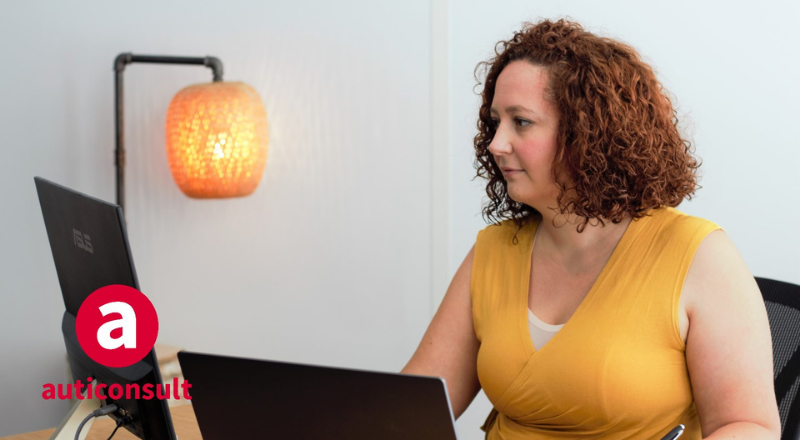 Laura Rousse à son bureau d'Auticonsult