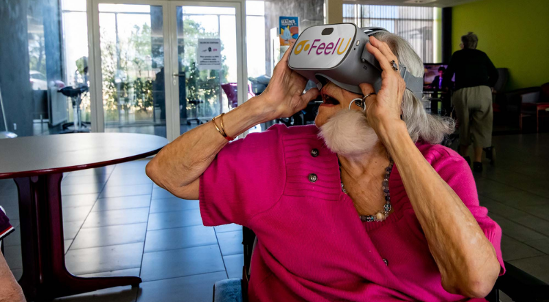 Une dame en pleine expérience de réalité virtuelle 