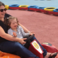 Caroline et sa fille Louise font du karting