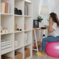 Une femme est assise sur un ballon d'assise