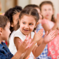 Des enfants applaudissent