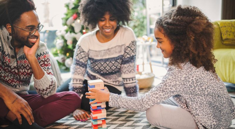 enfant qui joue avec ses parents