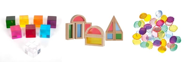 Cubes, bloc en bois multicolores et coquillages multicolores