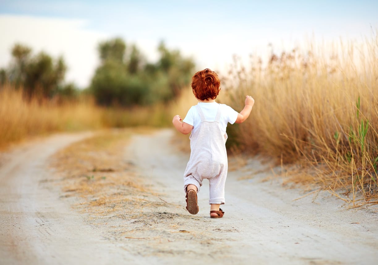 un niño pequeño comienza a andar