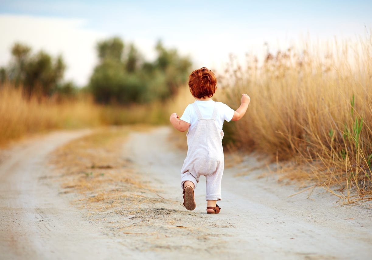 enfant qui trouve son équilibre