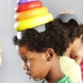 Un enfant porte le chapeau Gonge