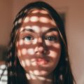 Une adolescente avec des points de lumière sur le visage