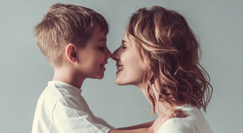 Les nez d'une maman et son fils se touchent