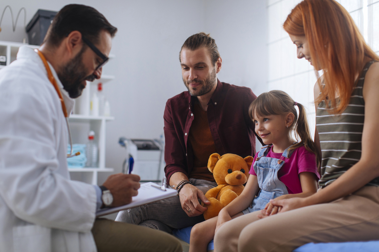 Une enfant accompagné de ses parents en consultation médicale 