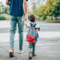 Un papa et son fils marchent en se tenant par la main