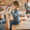 Un enfant tape dans les mains de son père