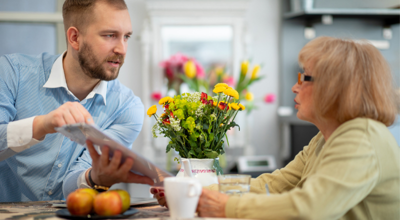 homme montrant des documents à une dame