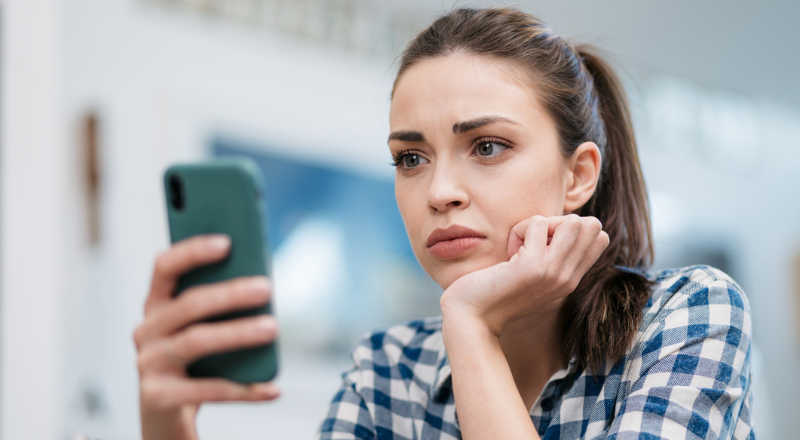 Jeune fille qui regarde son téléphone qui ne semble pas être Facile à Lire et à Comprendre !