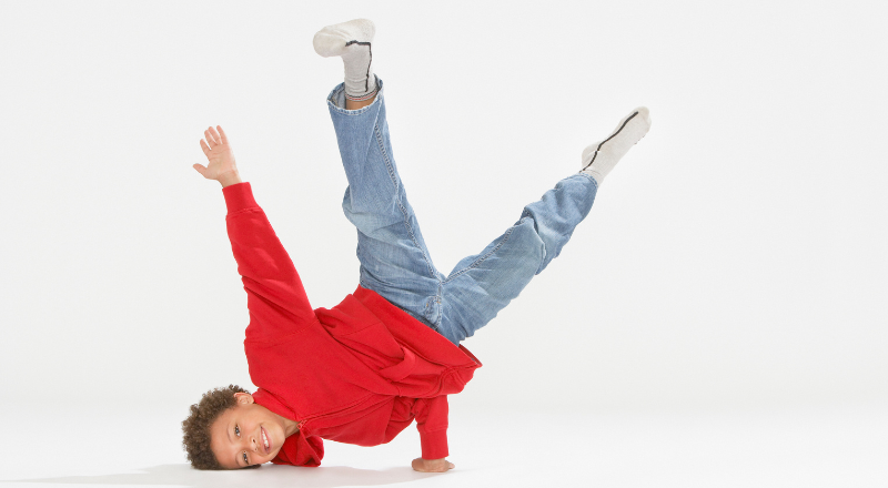 Un enfant fait du breakdance