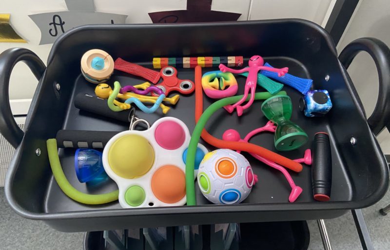 Un bac contenant des fidgets