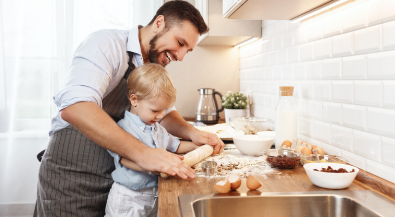 Un padre y un hijo cocinando