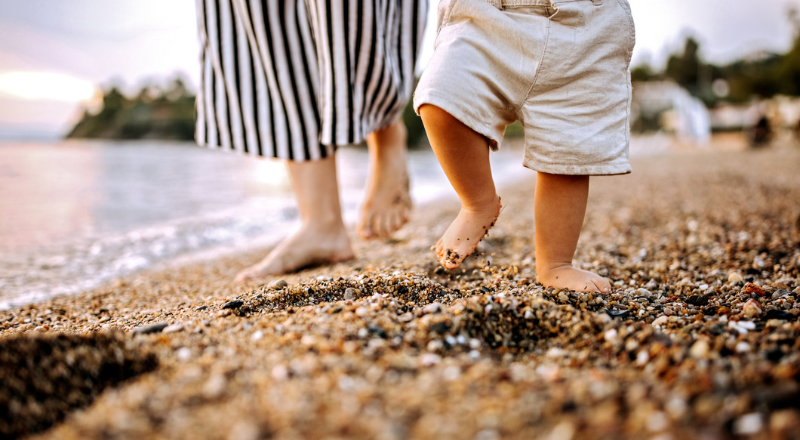 Enfant qui marche sur le sable 