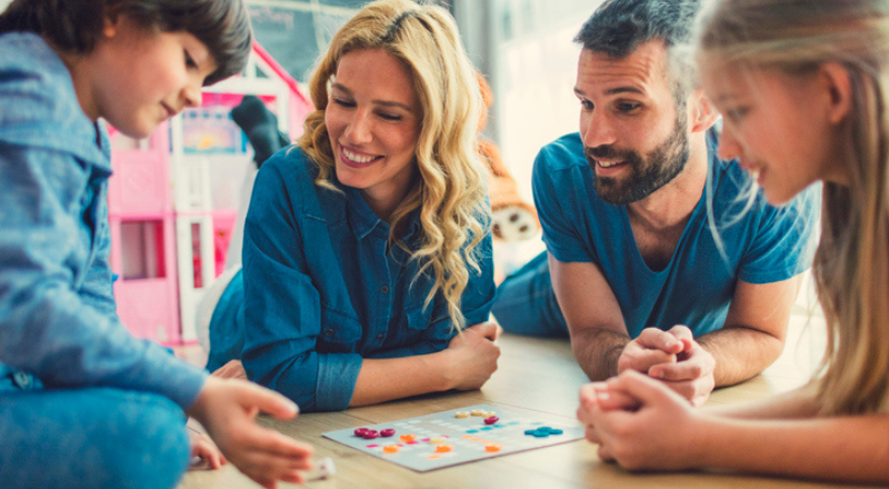 Une famille joue à un jeu de société