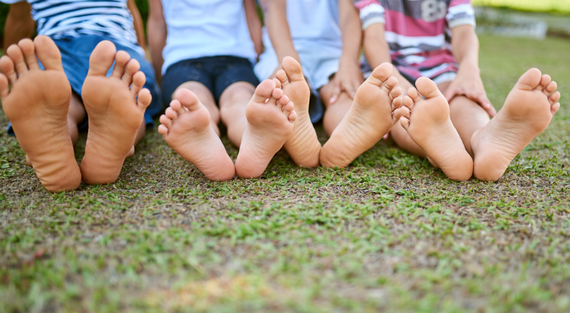 photo de pieds d'une famille dans l'herbe