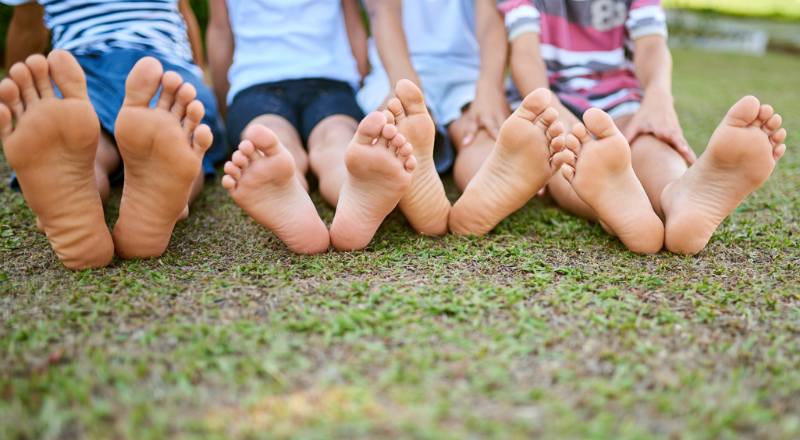 Movimiento Barefoot en niños. Beneficios de ir descalzos - The Indian Lion