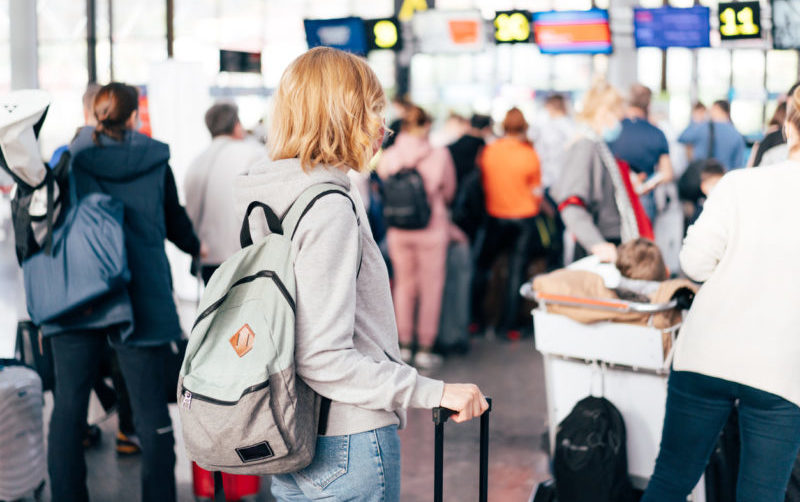 Une personne en train d'embarquer dans un aéroport