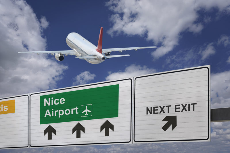 Un avion décolle de l'aéroport de Nice
