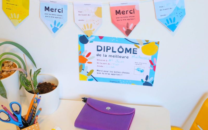 Le diplôme de la meilleure maîtresse accroché au mur