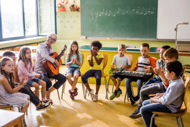 Une classe de musique avec des élèves et leurs enseignante