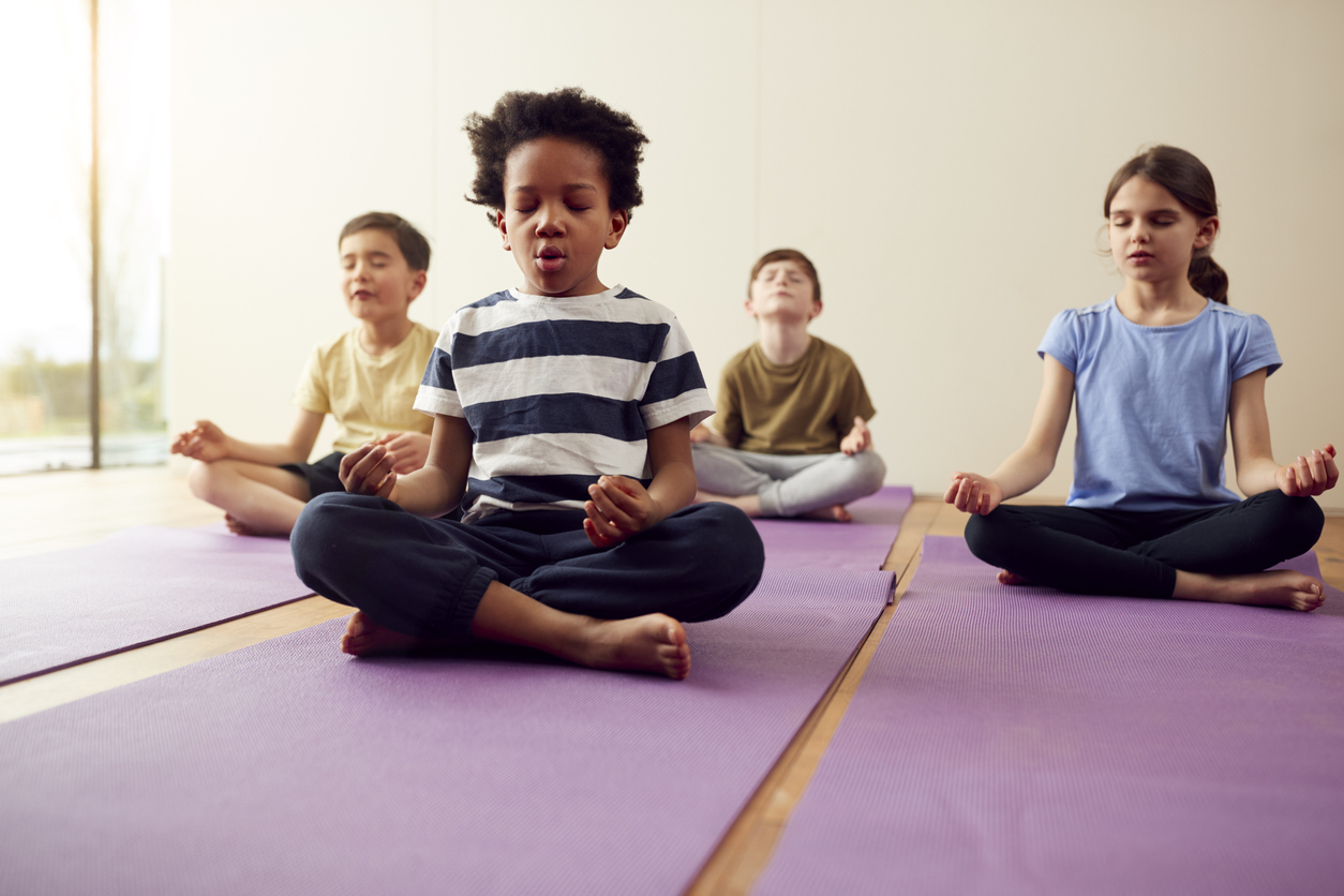 Des enfants font du yoga