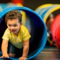 Un bébé sort d'un tunnel de motricité