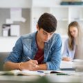 Un adolescent en plein examen dans une salle de classe