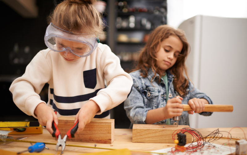 Dos niñas haciendo bricolaje