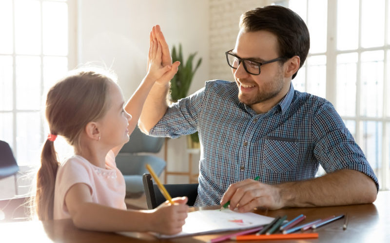 Un père et sa fille se tapent dans la main