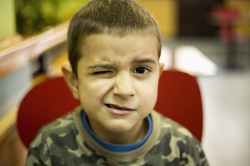 Un enfant fait un clin d'œil 