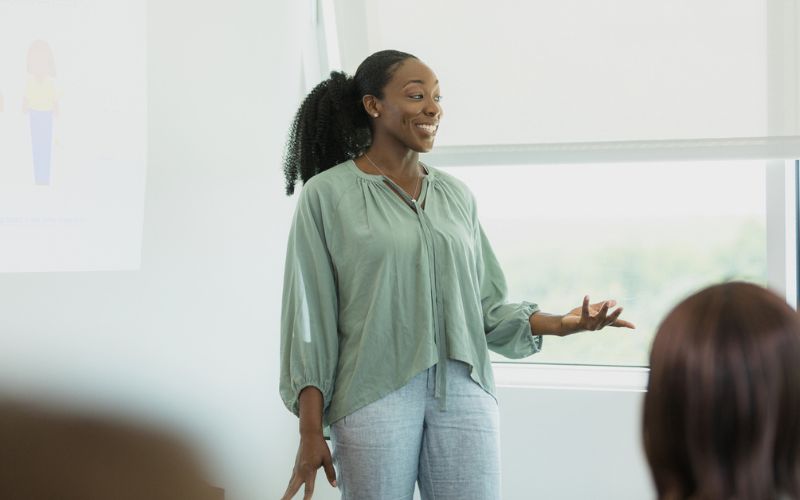 Une femme fait une présentation