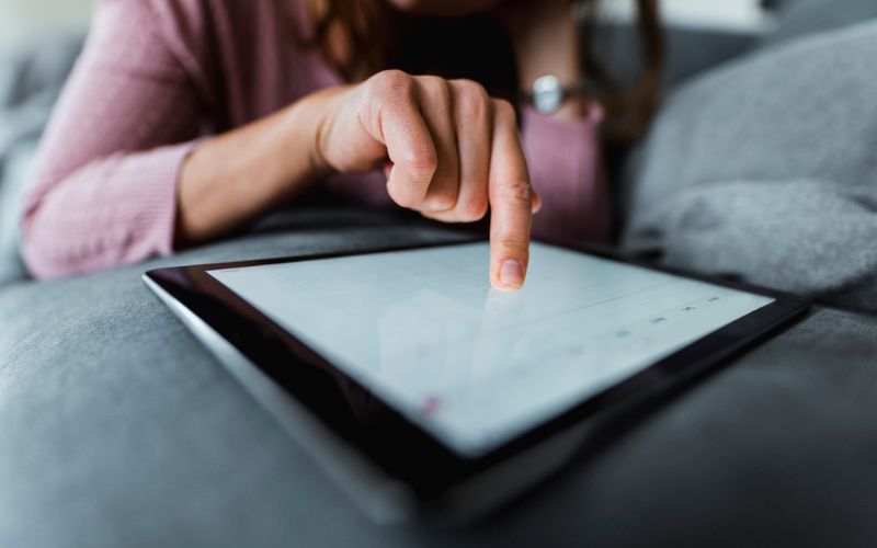 Une femme travaille sur une tablette