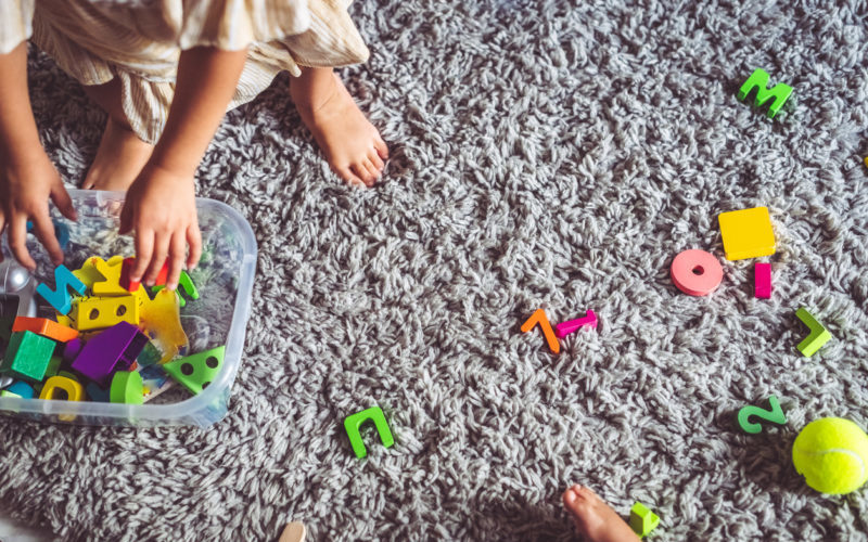 Enfant qui range seul ses jouets