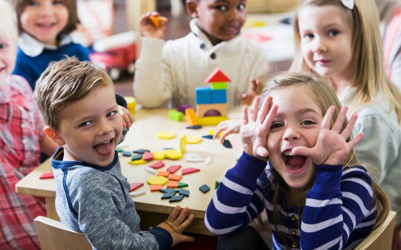 Des enfants grimacent dans une salle de classe