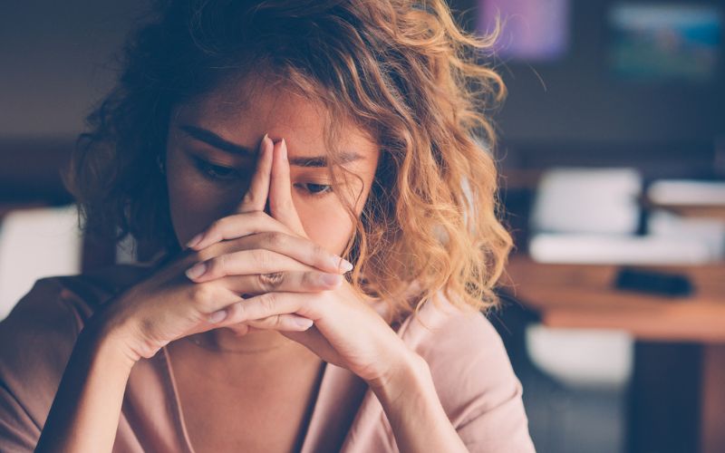 una mujer triste y pensativa