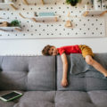 Un enfant qui s'ennuie