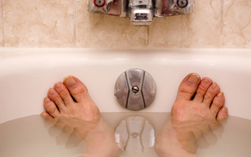 Pieds dans un bain détente