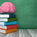Une illustration d'un cerveau posé sur une pile de livres