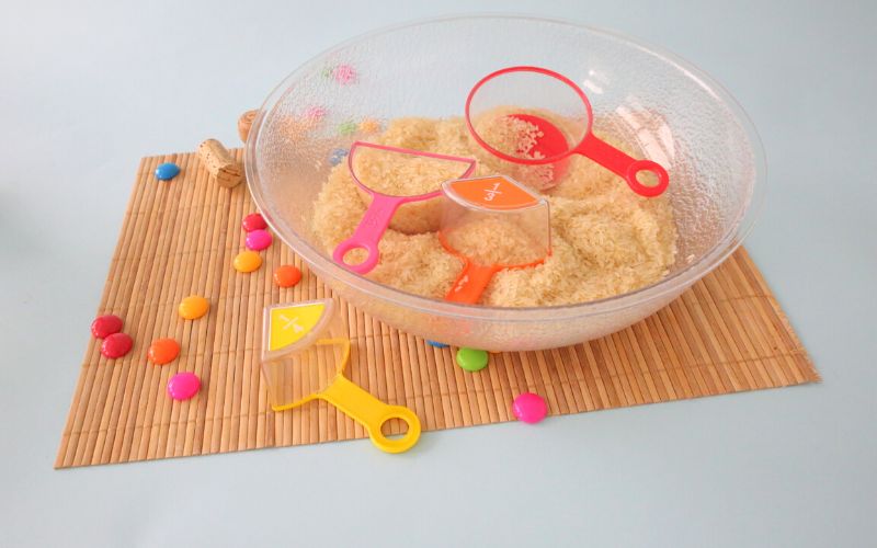 Les Rainbow Fraction dans une bassine remplie de riz