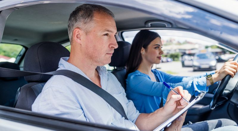 Conductrice qui passe le permis avec son observateur 