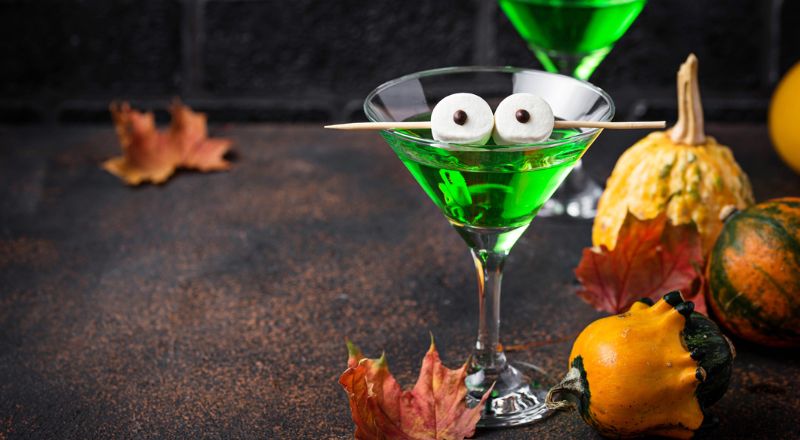 Une boisson sous forme de potion magique verte avec des yeux en chamallow