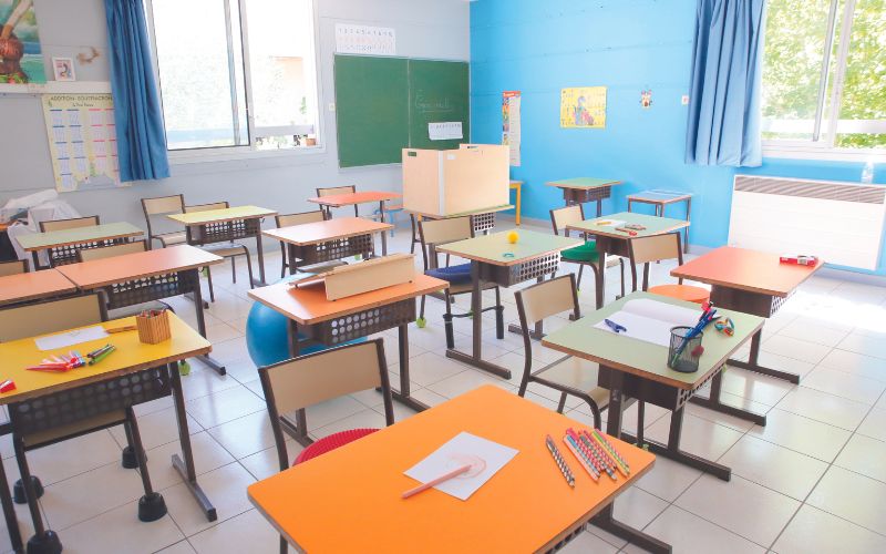 Une classe avec du matériel scolaire ergonomique 